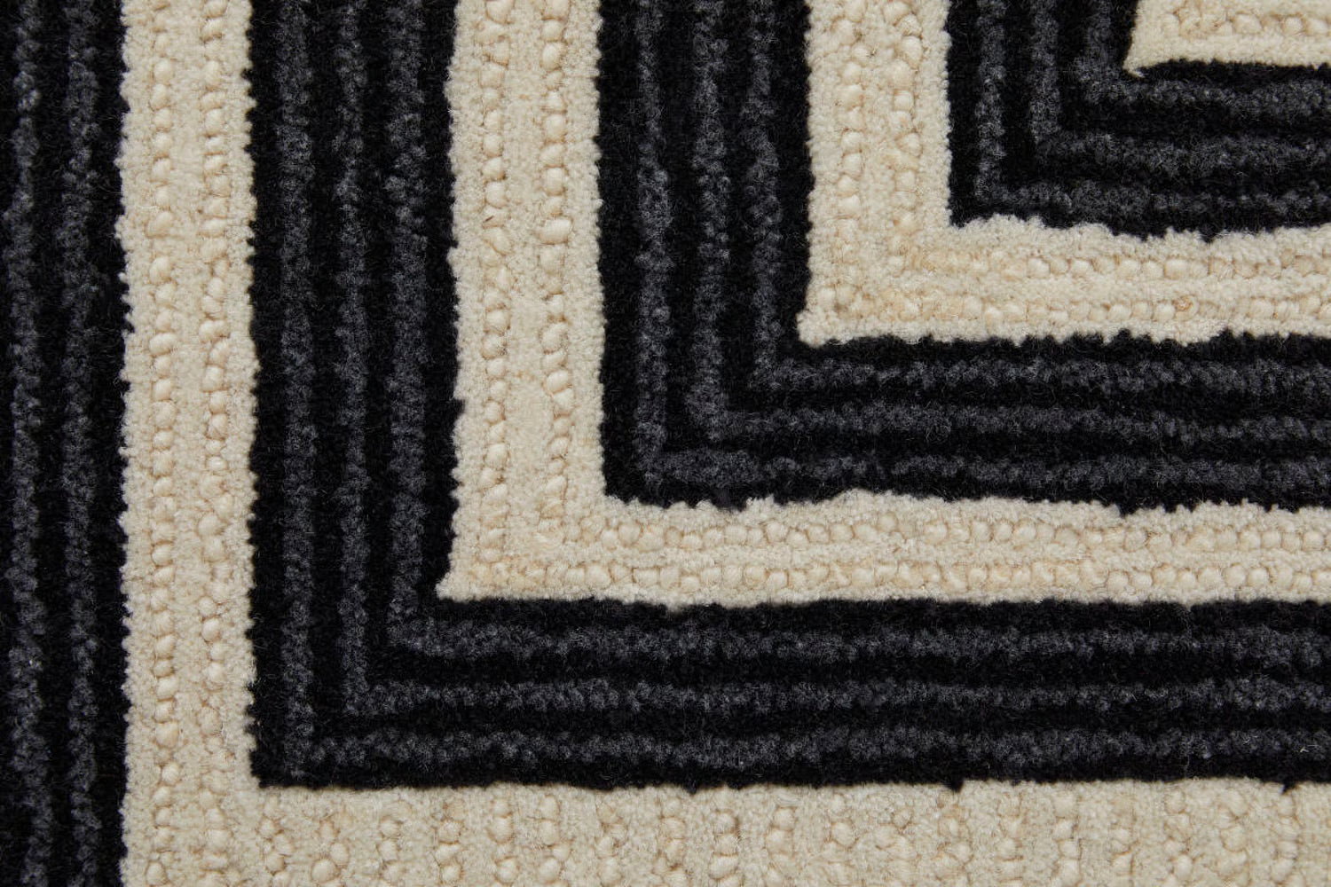 Maguire 00 Ivory/Black