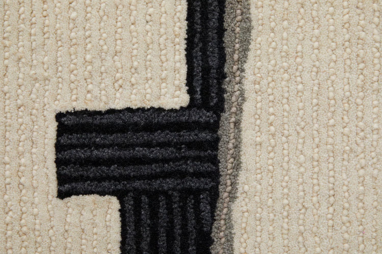 Maguire 02 Ivory/Black