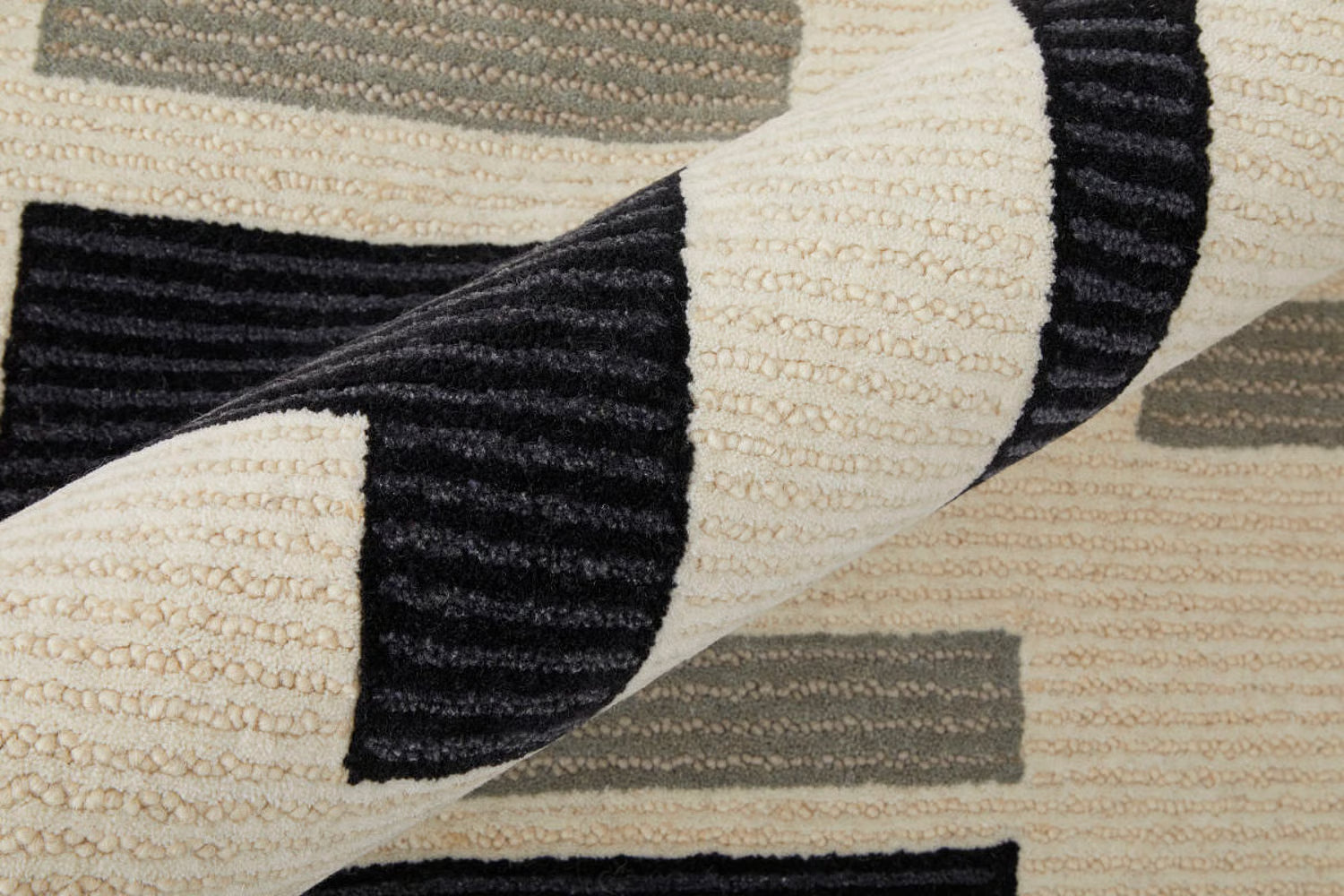 Maguire 03 Ivory/Black