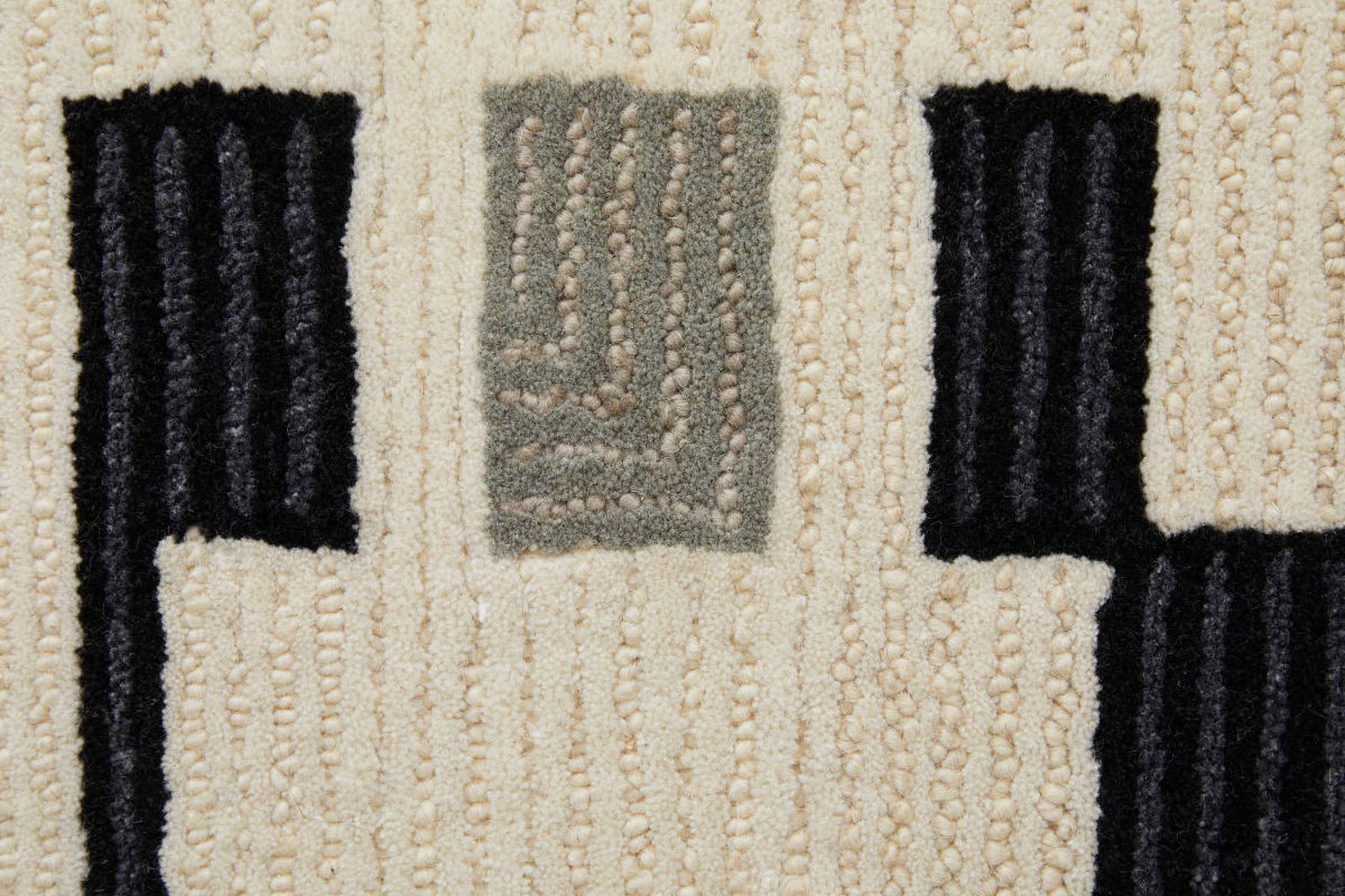 Maguire 03 Ivory/Black