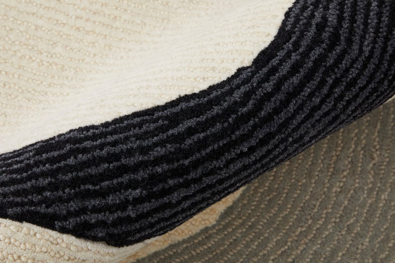 Maguire 05 Ivory/Black